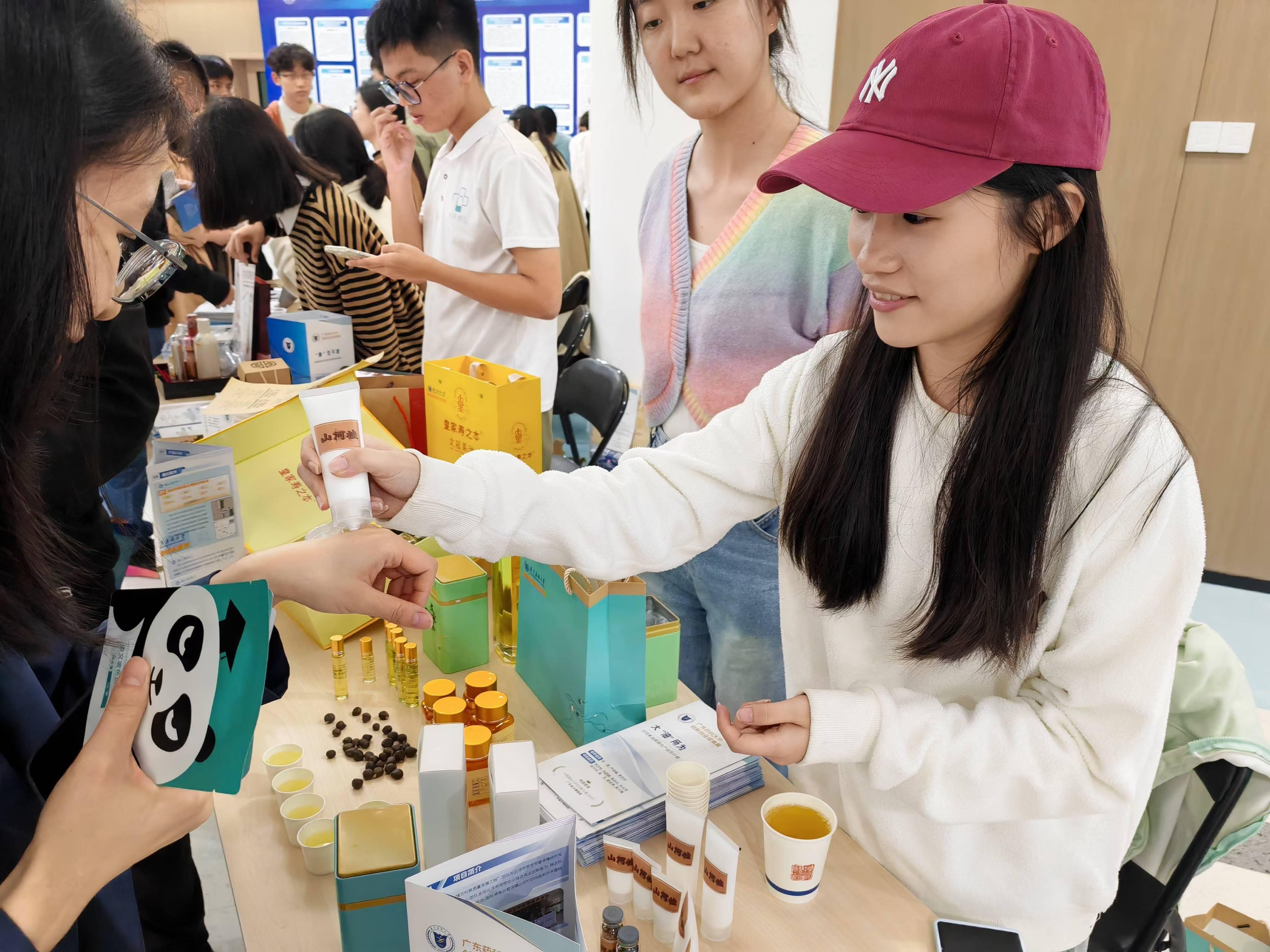 研成果转化可以这样接地气！AG真人登录快来围观医药科(图3)