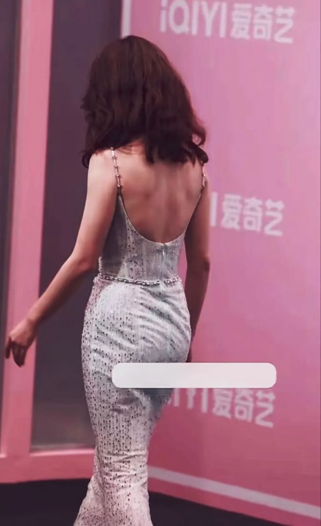 垮鱼尾纹明显但体态依旧丰满引热议AG真人网页殷桃近照曝光皮肤松(图2)